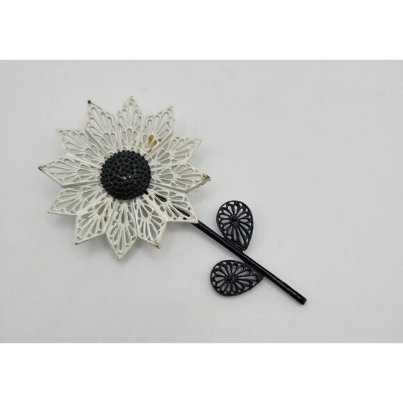 1960's Large Groovy Mod Black and White Daisy Flower Brooch Pin - Picture 6 of 6